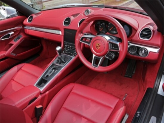 ベーシックグレードのインテリア。ポルシェでもMTは718ボクスター&ケイマンと911の一部グレードのみとなる