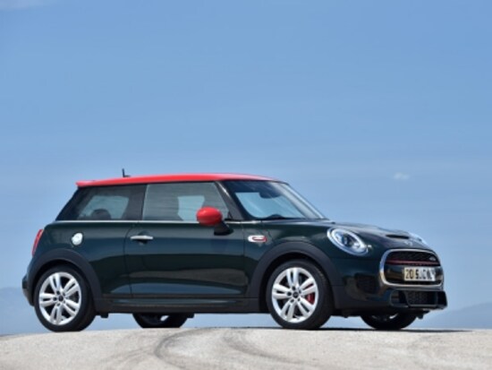 ミニのハイパフォーマンスバージョンを受けもつJCW(ジョン?クーパー?ワークス)では、3ドアモデルにMT(412万円)を用意。ちなみに3ドアモデルは他グレードにもMTが用意されている