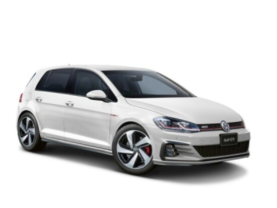 セグメントのベンチマークとなるVWゴルフのスポーツグレードがGTI。220psの2L直4ターボを搭載、MTモデルの価格は389.9万円。4WD仕様の“小さな高級GT”のRにも6MT仕様を用意、こちらは549.9万円となる