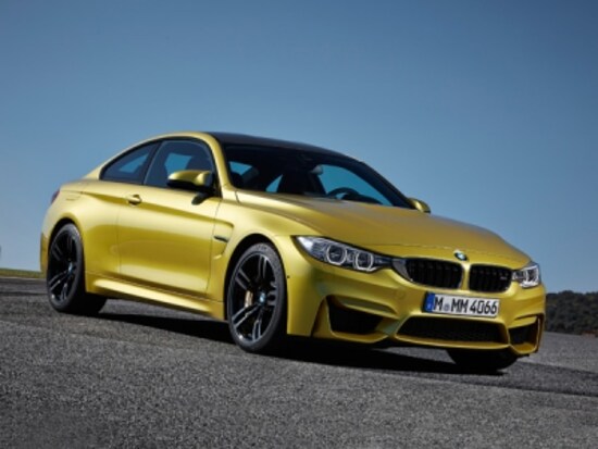 4シリーズのハイパフォーマンスモデルとなるBMW M4。6MTモデル(1075万円)には、シフトダウン時に自動で回転数を上げスムーズなシフトチェンジを行うスロットル?ブリッピング機能が備わる