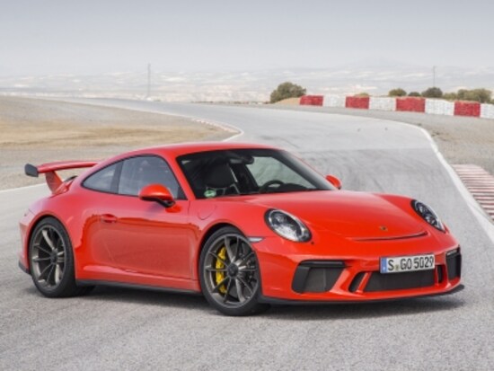 ラグジュアリースポーツクーペの“スタンダード”、ポルシェ911。RRレイアウトを熟成、7世代目のタイプ991となる。GT3は500psの4L自然吸気エンジンを搭載した”公道とサーキットを両立する”スポーツモデル。価格は2115万円