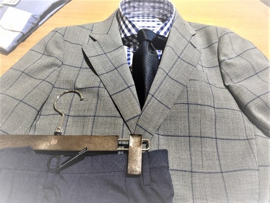 必ずしもスーツである必要はありません。周りに敬意を示すことが伝わる服装が求められます。最低限ジャケット着用はマストですが！