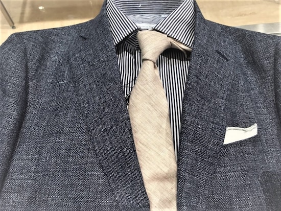 質感がある麻（リネン）のネクタイ。シルクのツルッとした質感とは雰囲気が変わります。ジャケパンに合わせやすいネクタイ！