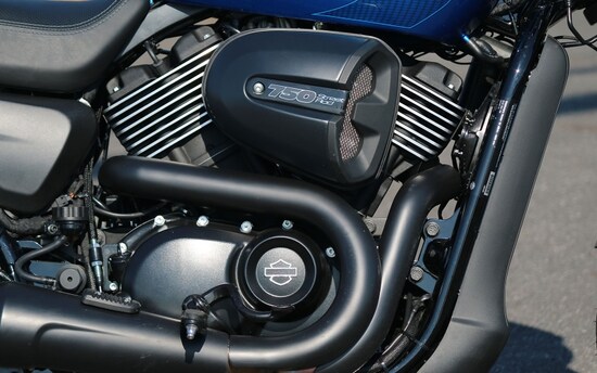 空冷の鼓動感をアイデンティティとしてきたハーレーのチャレンジによる水冷Vツインエンジン「レボリューションX」（排気量749cc）