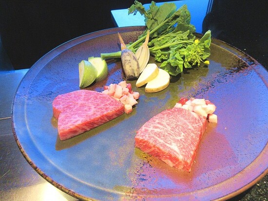 浜木綿 左は神戸ビーフのサーロイン、右は宮城県の黒毛和牛サーロイン