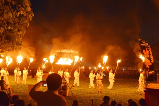火祭り前半の「神話への誘い」での「松明行列」