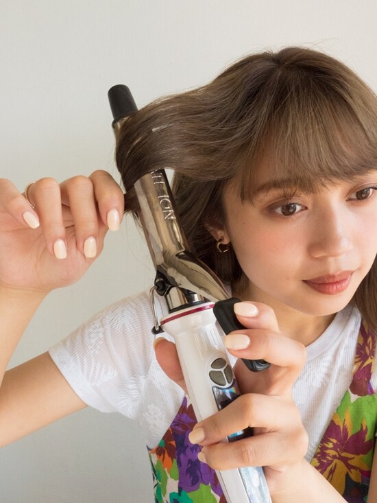 ヘアアイロンを毛先まで滑らせる