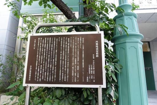 書生15人、下男7人、猟犬を数頭飼っていた