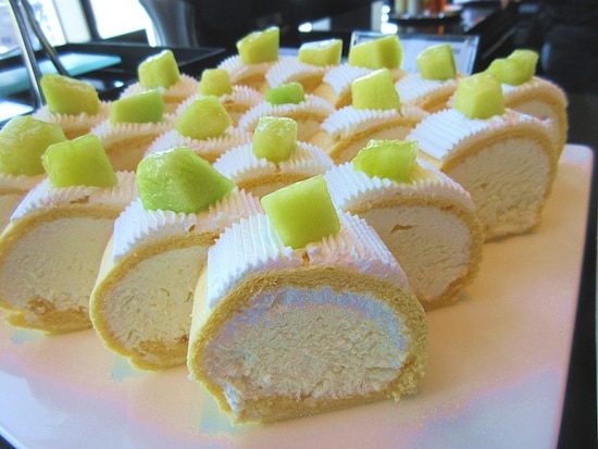 AWA LOUNGE メロンロールケーキ