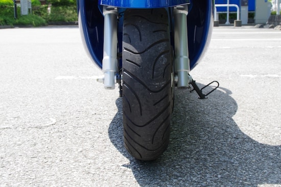 タイヤは前後とも12インチの同サイズが採用されている