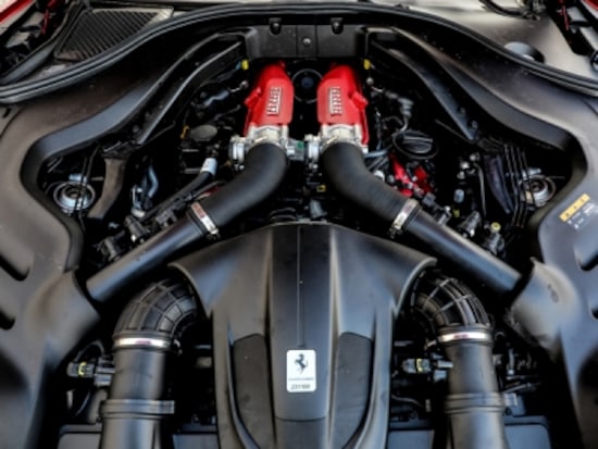 最高出力600ps/最大トルク760Nmを発生する3.9LのV8ターボを搭載。0-100km/h加速3.5秒、最高速度は320km/hを誇る