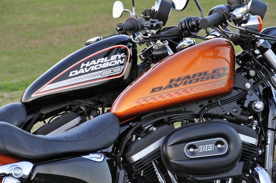 奥の黒いXL883Rは2008年式、手前のオレンジXL883Rが2015年式。2008～2010年モデルはバイクの頭脳となる「ECM」というコンピューターがシート下に設置されていてカスタムしづらい、というデメリットが潜んでいる