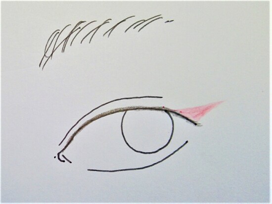 目尻の跳ね上げ部分にカラーのアクセントを！