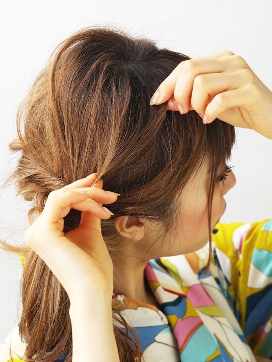 髪をつまみ全体バランスを整える