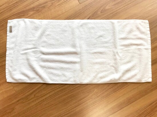  タオルのたたみ方・手順1：タオルの端の縫い目を見ると表裏がわかりやすい