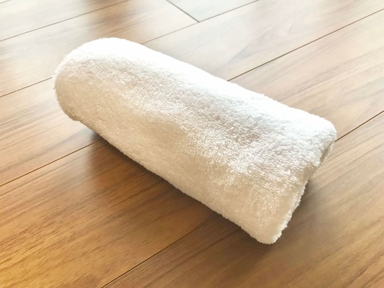 タオルのたたみ方・手順4：完成！ 巻き終わりは下にして置く