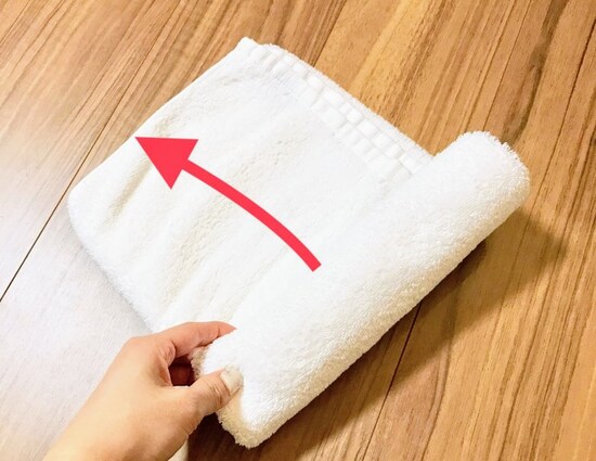 タオルのたたみ方・手順3：手前からきつめにタオルを巻いていく