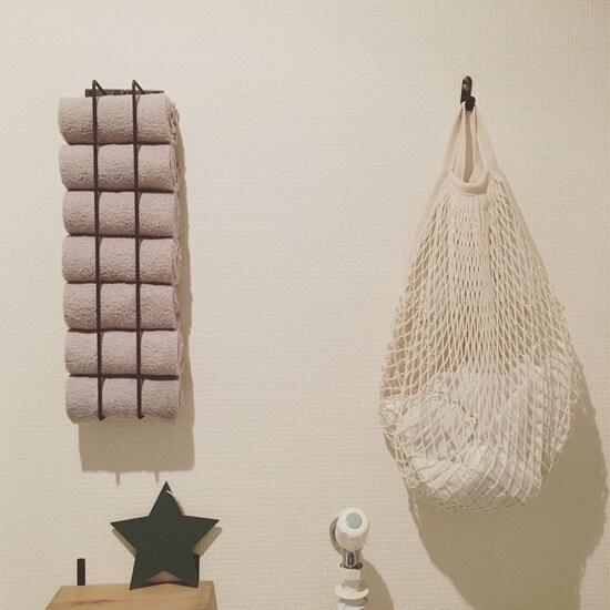 タオルの収納実例：タオルバーを2本壁に取り付けて、タオルを挟み込んで収納