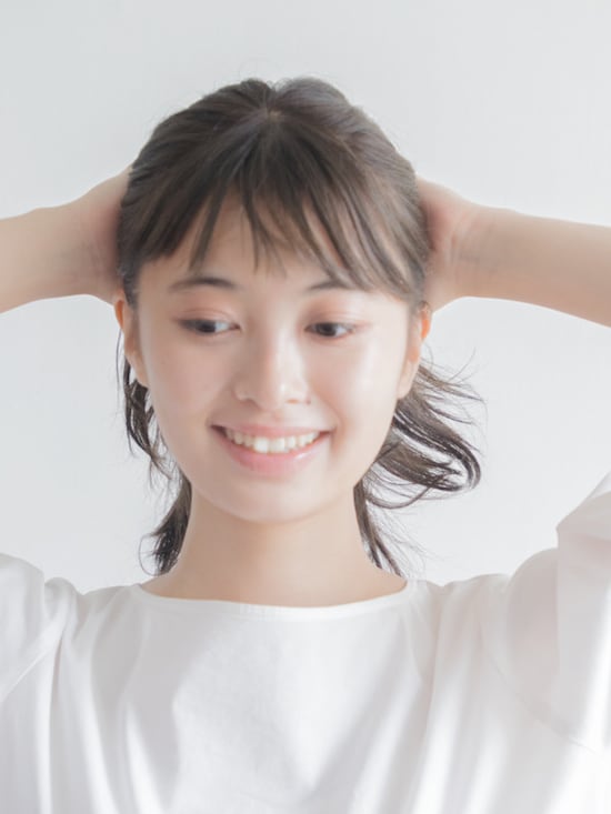 顔周りの生え際からワックスをつける