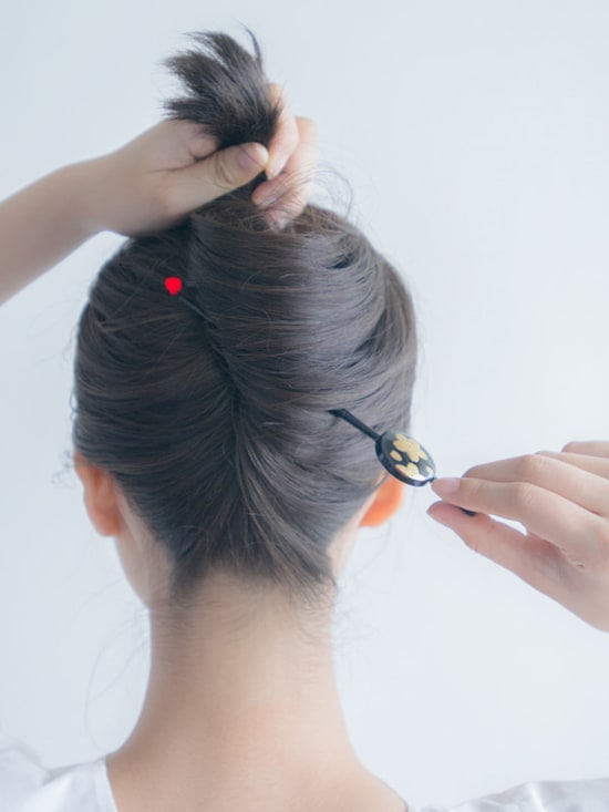 かんざしの先端が赤点の位置にくるように挿す