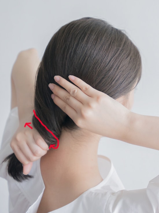 低めの位置で髪をまとめてからねじる