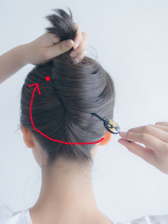 かんざしの先端が赤点の位置になるように