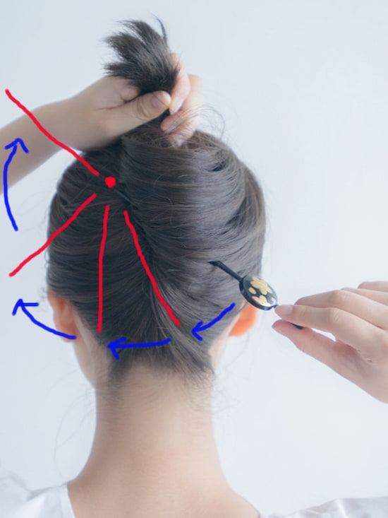 赤点を軸にかんざしを円形に回転させる