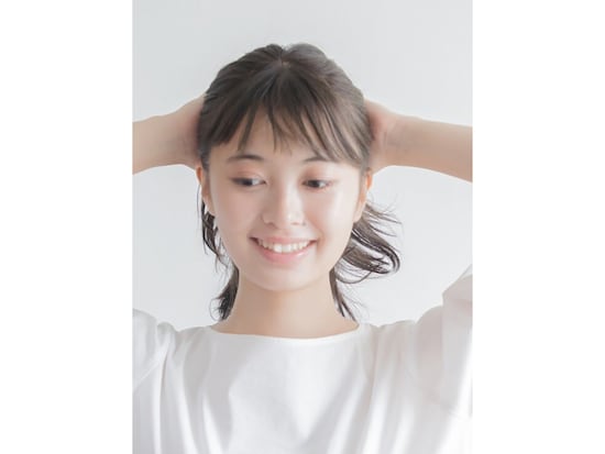 顔周りの生え際からワックスをつける