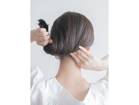 えり足がたるまないようにねじり上げる