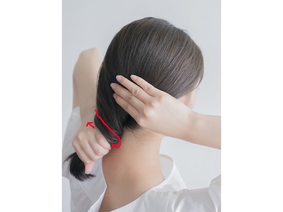 低めの位置で髪をまとめてからねじる