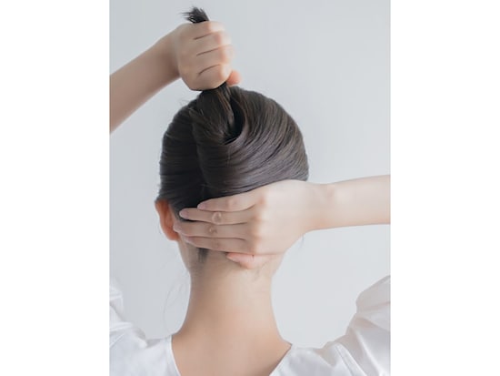 えり足がたるまないようにねじり上げる