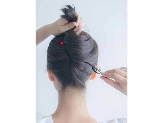 かんざしの先端が赤点の位置にくるように挿す