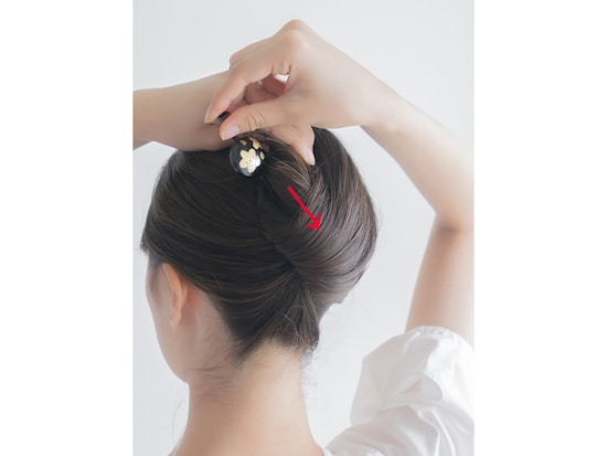 矢印の方向へ押し込む