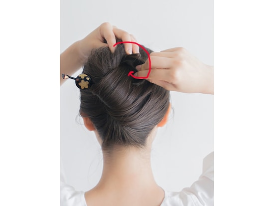 円を描くように毛先を丸める