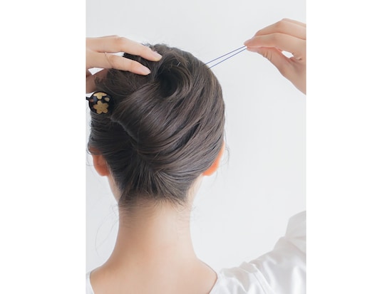 丸めた毛先をUピンで留める