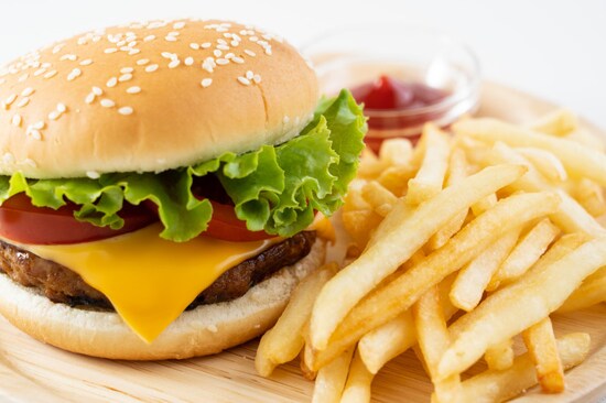 ファストフードは安く手早くお腹いっぱいにすることができますが、毎日食べ続けるのは決して身体にいいとはいえません