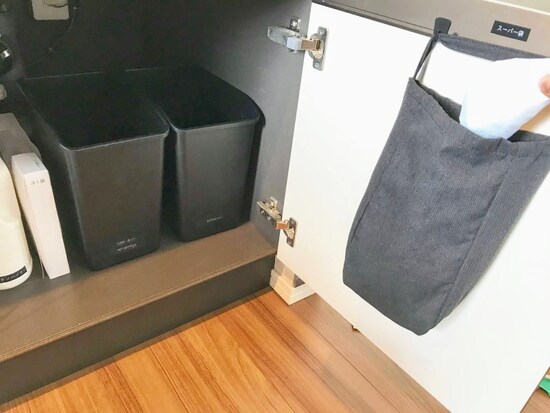 扉裏を利用してスーパー袋の収納場所に