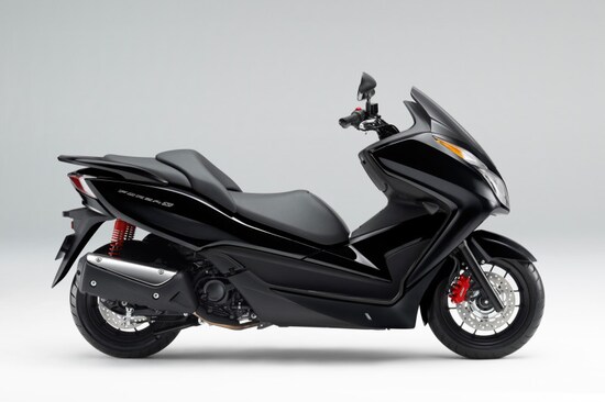 2013年にリリースされた先代フォルツァ