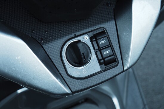 スマートキーを採用しているのでメインキー部分に差込口はなくノブになっている