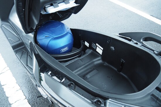 シート下ラゲッジスペースは充分に広い。セパレートプレートも便利に使えそうだ