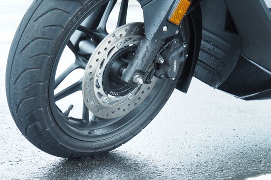 フォルツァのシングルディスクブレーキ　ABSは標準装備