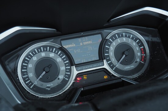 フォルツァのメーターには燃費計も装備されている。実測値と大体同じ程度だった