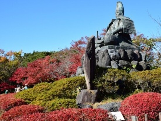源氏山山頂の源頼朝像