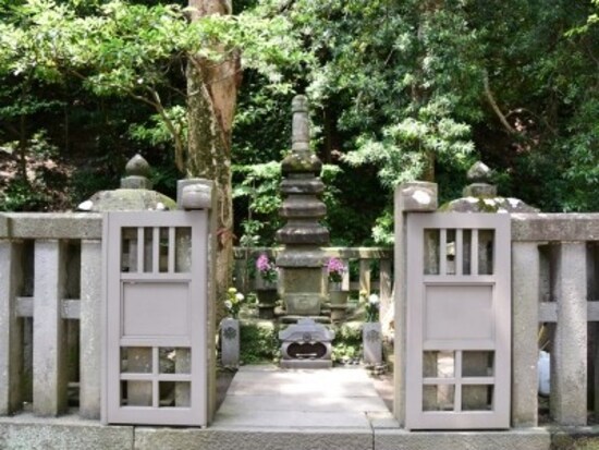 『頼朝の墓』とされる石塔