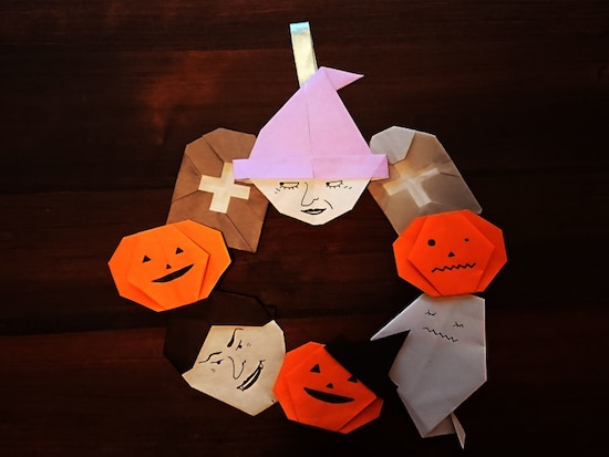 折り紙のキャラクターを貼ってハロウィンリースにする