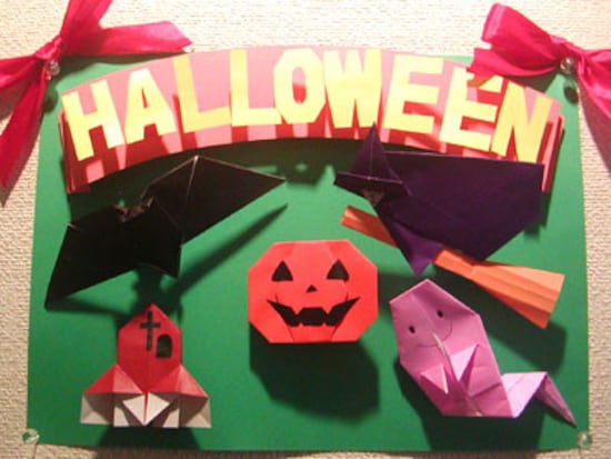画用紙に貼ってみよう（出典：折り紙でハロウィンデコレーション！）