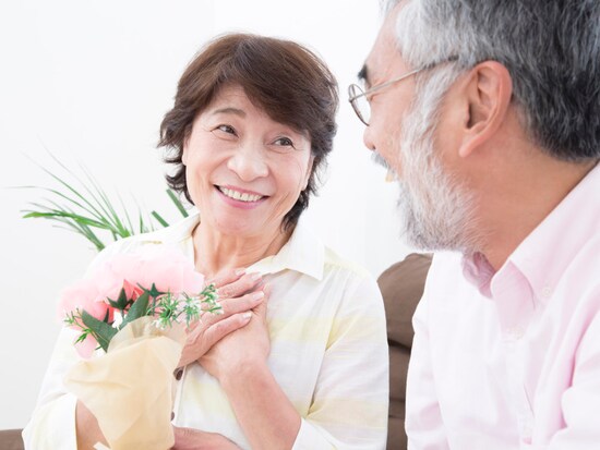 画像 6 10 金婚式 銀婚式とは 両親や義両親へのお祝いプレゼント相場や祝い方 結婚式 披露宴の準備 All About 画像 6 10 金婚式 銀婚式とは 両親や義両親へのお祝いプレゼント相場や祝い方 結婚式 披露宴の準備 All About
