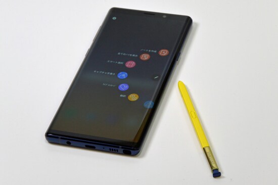 「Galaxy Note 8」ではミッドナイトブラック、メイプルゴールドの2色展開でしたが、「Galaxy Note 9」では選べる色もややカラフルになっています。付属の「Sペン」はこれまで本体色と同色でしたが、「Galaxy Note 9」ではオーシャンブルーにだけ、本体色と異なる黄色の「Sペン」が付属しています。