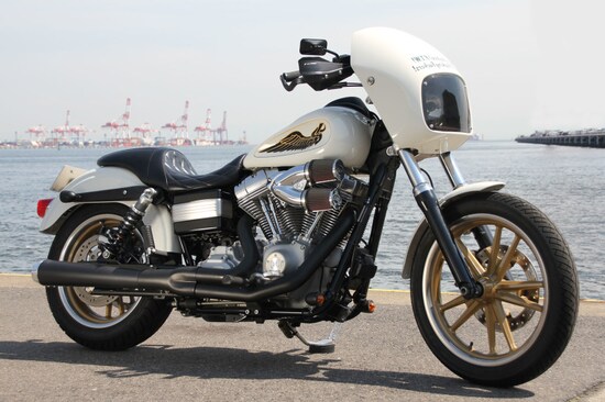 アメリカで今流行しているカスタム「クラブスタイル」。ツインショックフレームのダイナモデルをベースに、高速ライド仕様にカスタマイズしたレーシーなスタイルが魅力。