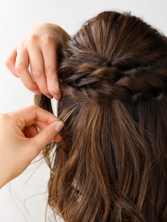 画像 12 13 フェイクくるりんぱハーフアップ 簡単な結婚式アレンジ 結婚式 パーティーヘアアレンジ All About